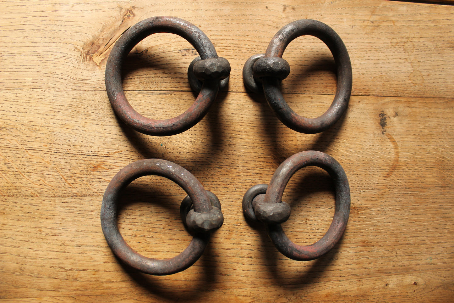 Robuuste metalen aanbindring voor paarden, traditioneel handwerk
