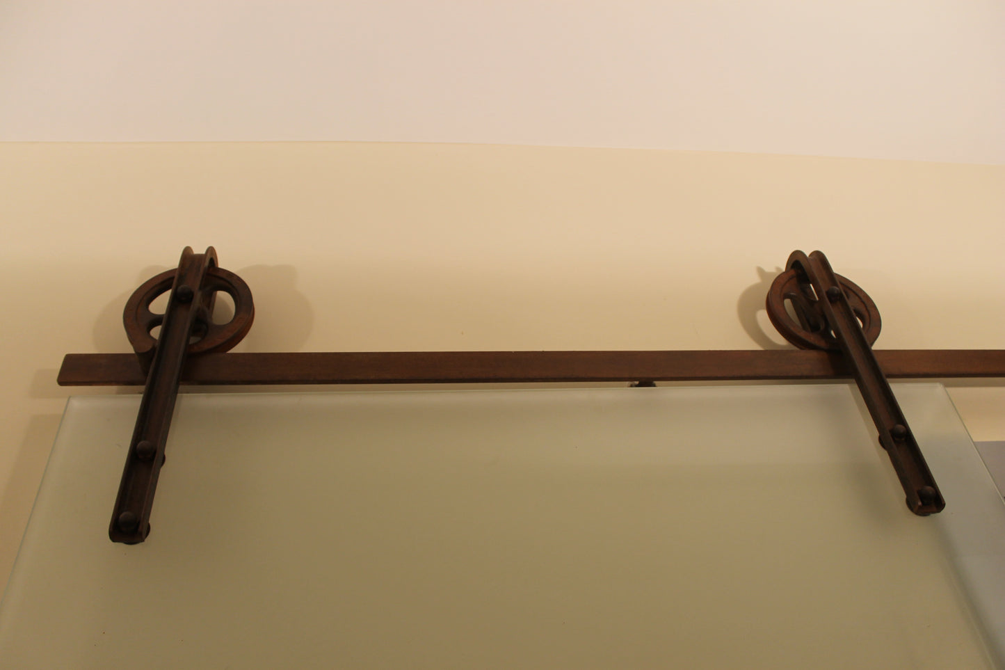 Steampunk-stijl hangrol, unieke S-spaken, massief staal voor een gedurfde en industriële loo