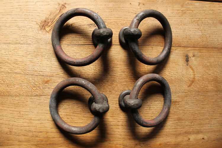 Aanbindringen & decoratieve smeedijzeren ringen – ambachtelijk België