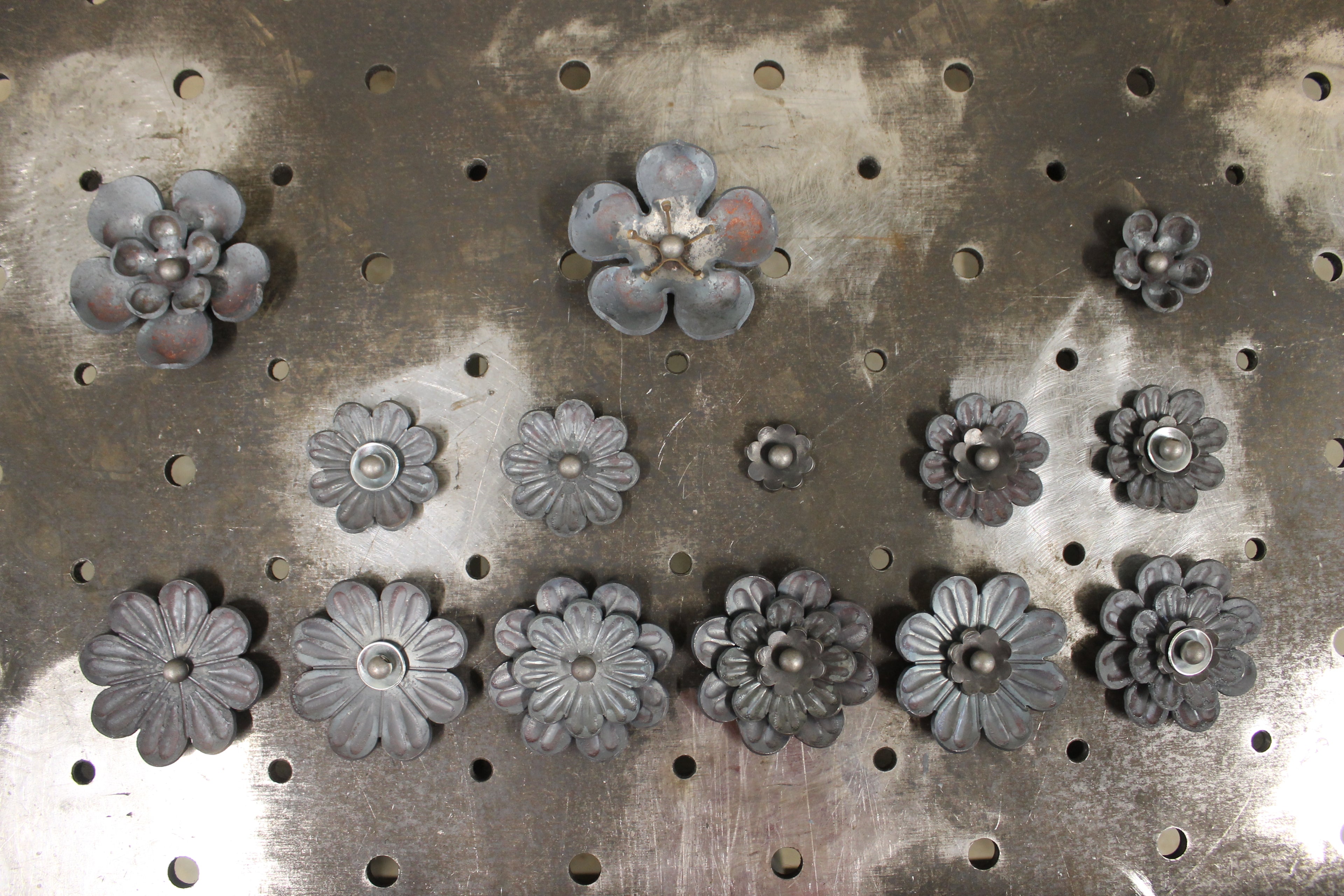 Architectonisch detail van bloemmotief op zichtbare stalen draagbalk in interieur