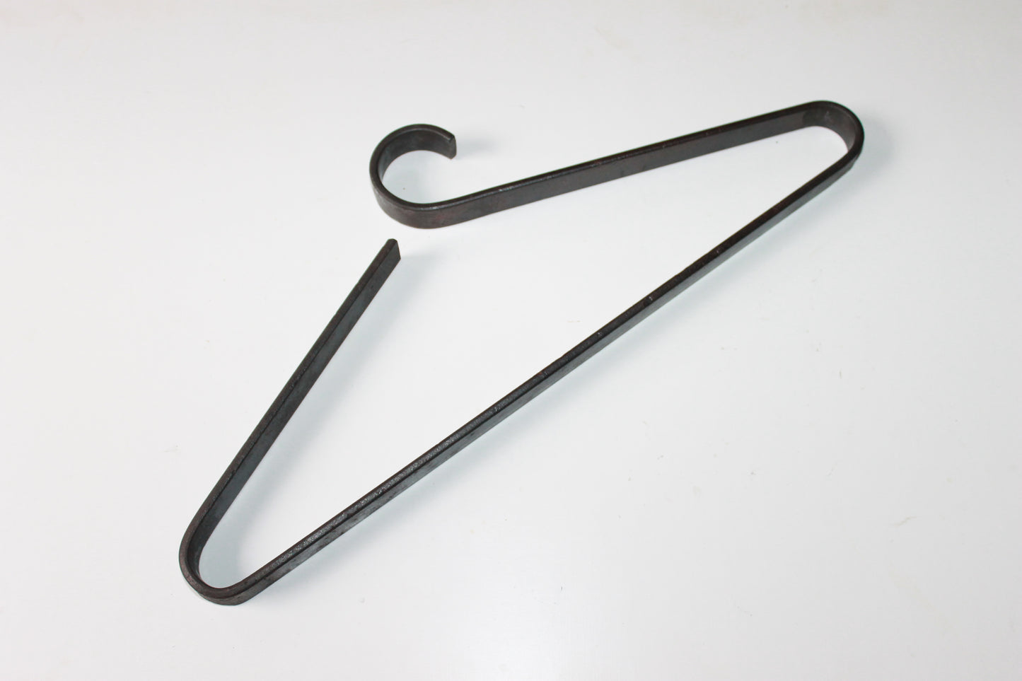 Stijlvolle blauwstalen kleerhanger, handgemaakt design object voor uw garderobe