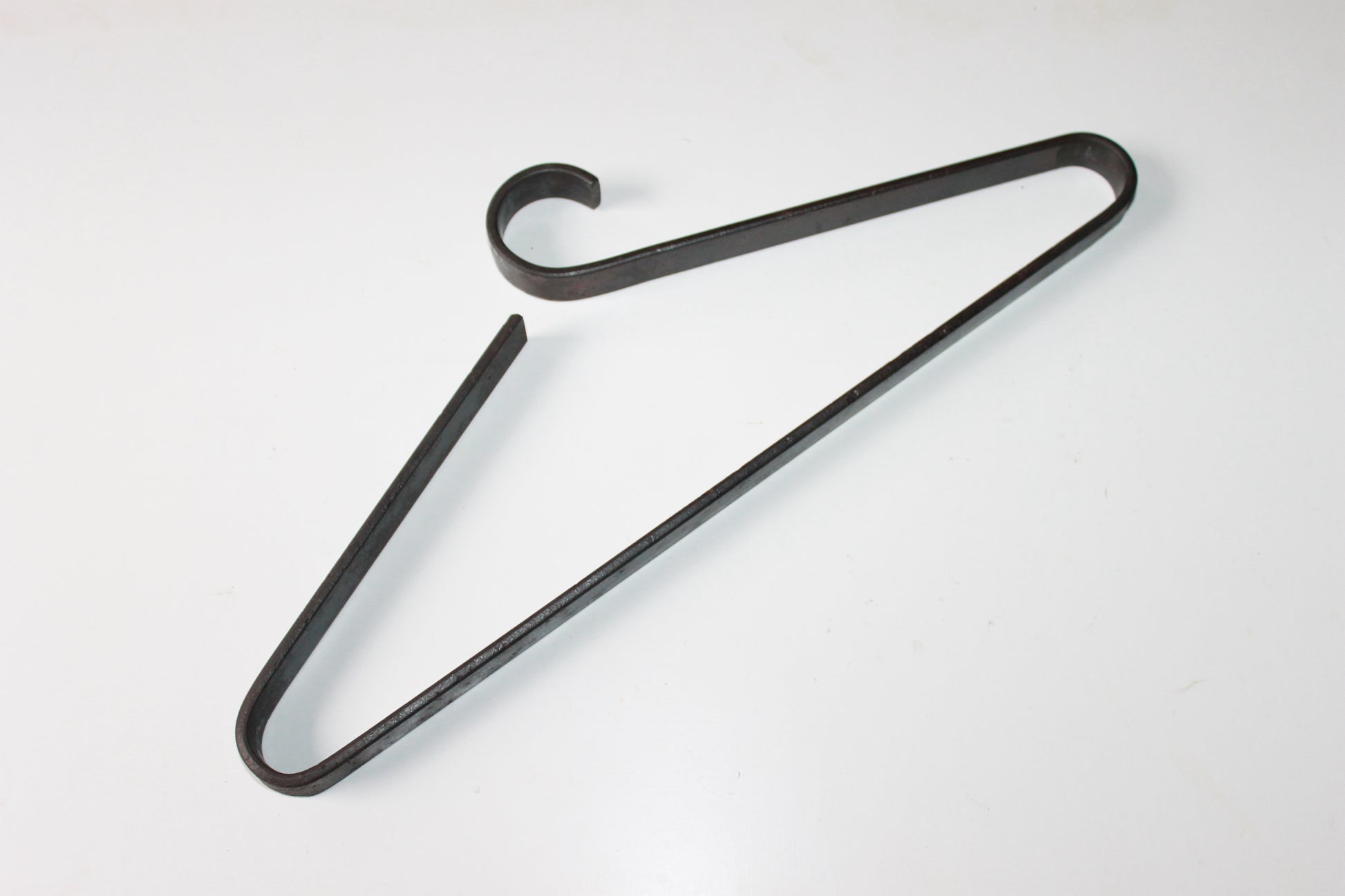 Stijlvolle blauwstalen kleerhanger, handgemaakt design object voor uw garderobe