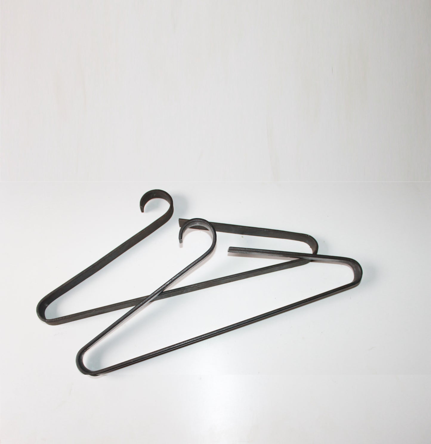 Design kleerhanger gemaakt van blauwstaal, personaliseerbaar met naam of logo