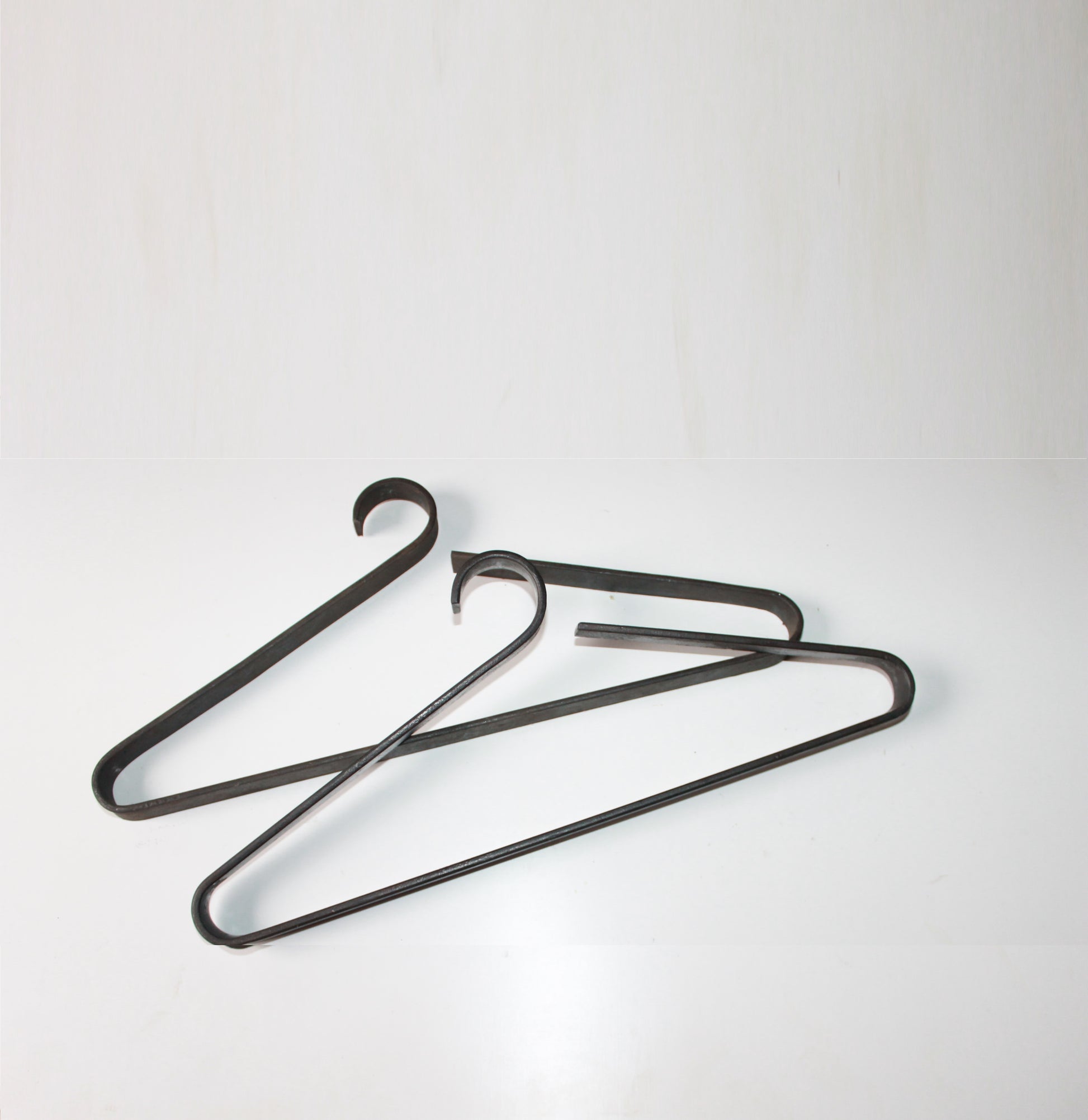 Design kleerhanger gemaakt van blauwstaal, personaliseerbaar met naam of logo