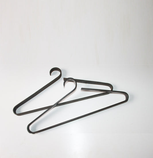 Design kleerhanger gemaakt van blauwstaal, personaliseerbaar met naam of logo