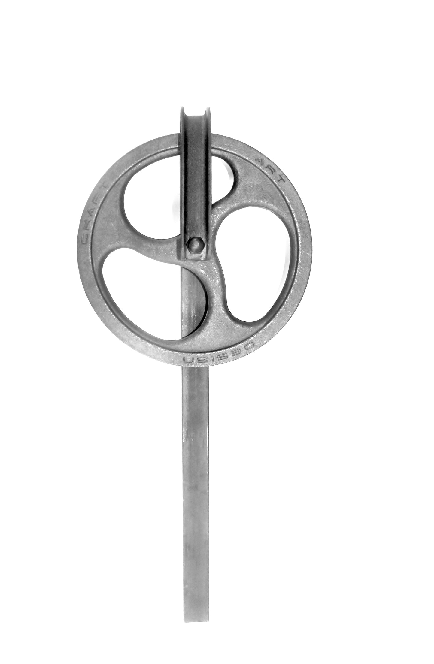 Authentiek stalen hangrol met S-spaken, robuust design voor industriële of landelijke setting