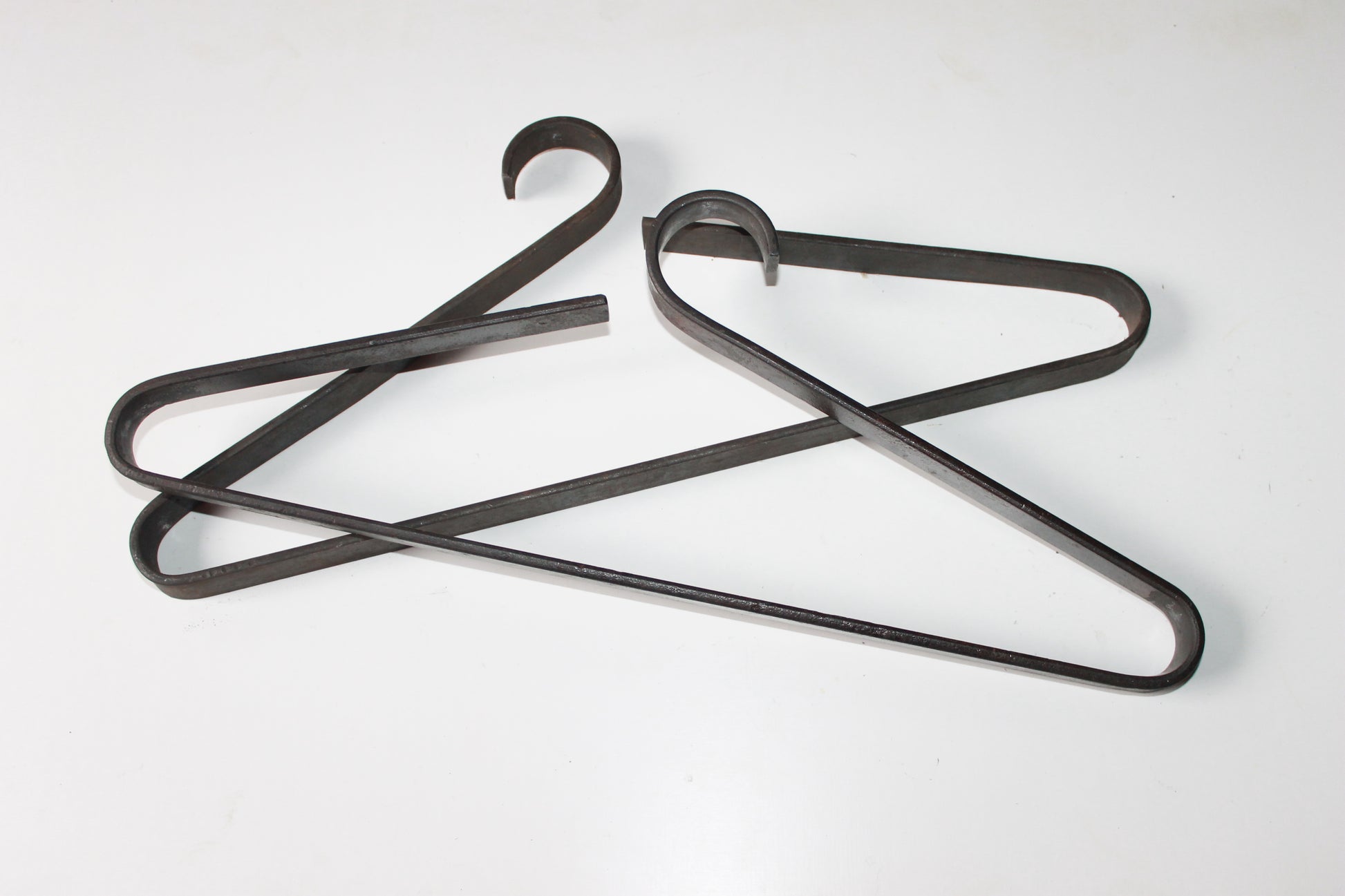 Unieke metalen kleerhanger, personaliseerbaar design object voor kleding