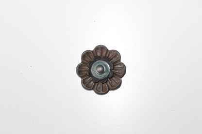 Handgemaakte stalen bloemen op een robuuste poutrel, compleet met decoratieve rivet-details