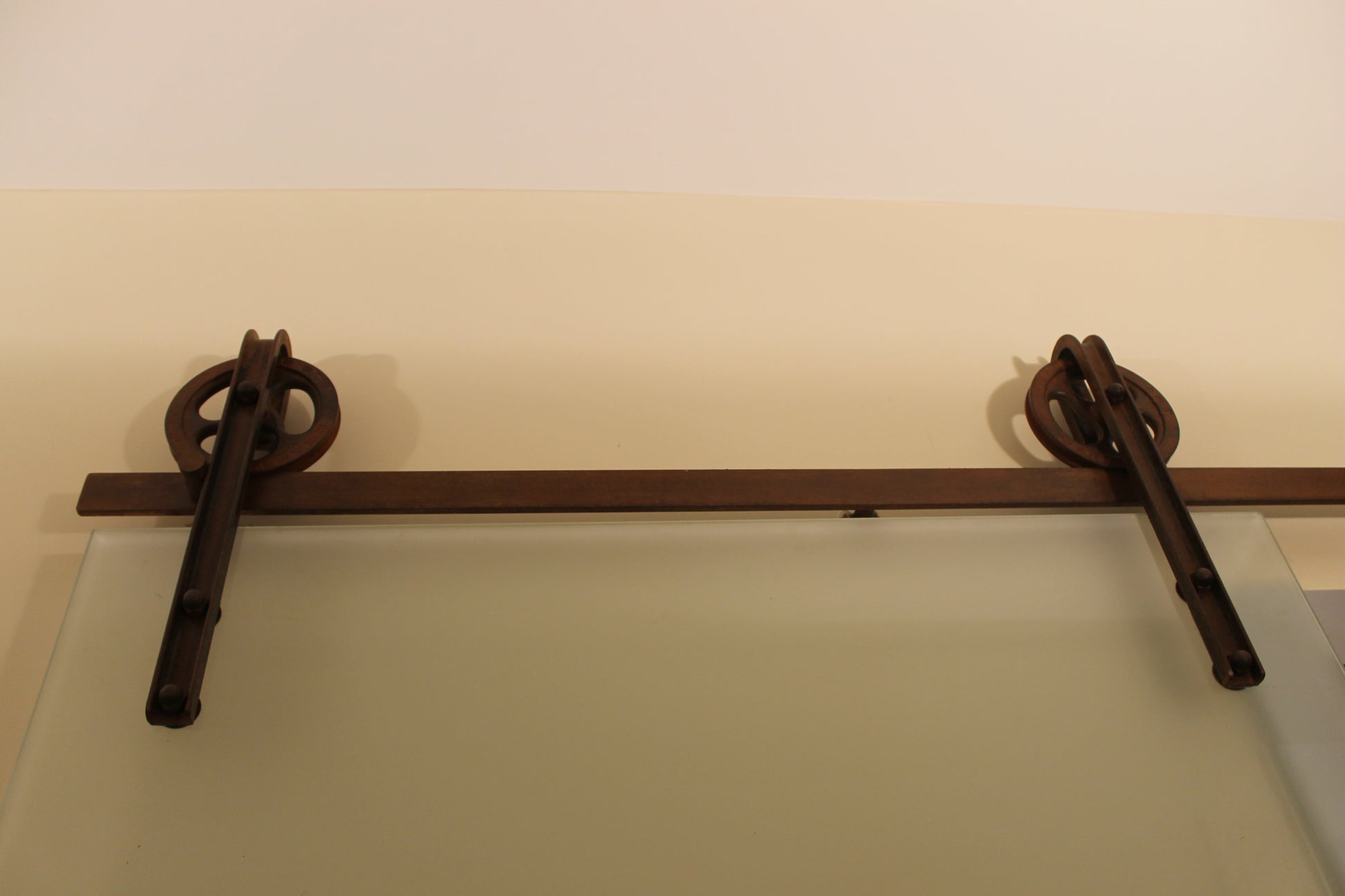 Steampunk-stijl hangrol, unieke S-spaken, massief staal voor een gedurfde en industriële loo